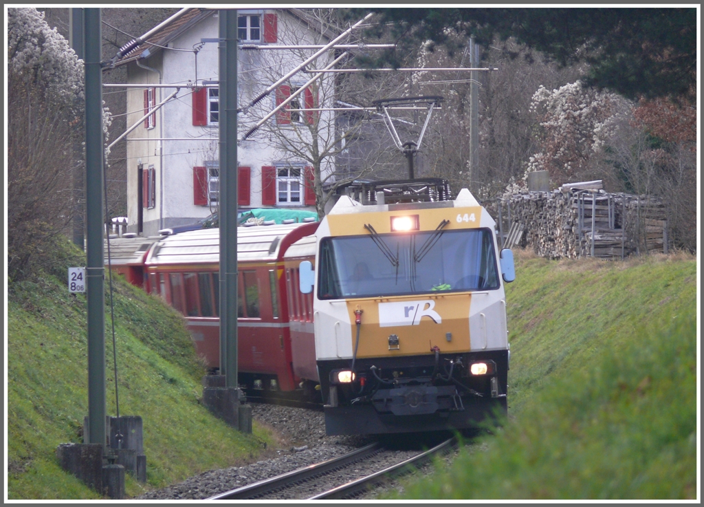 Ge 4/4 III 644  Savognin  fhrt mit RE1144 bei Reichenau-Tamins talwrts. (08.12.2010)