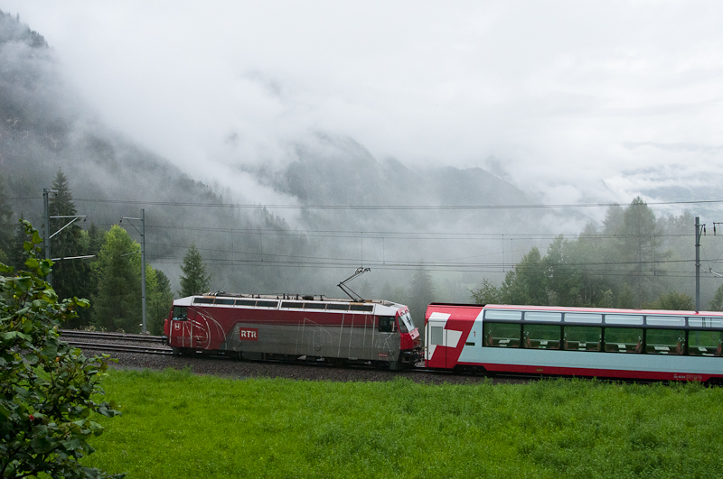 Ge 4/4 III 645  Tujetsch  am 7. August 2011 mit Glacierexpress bei Filisur.