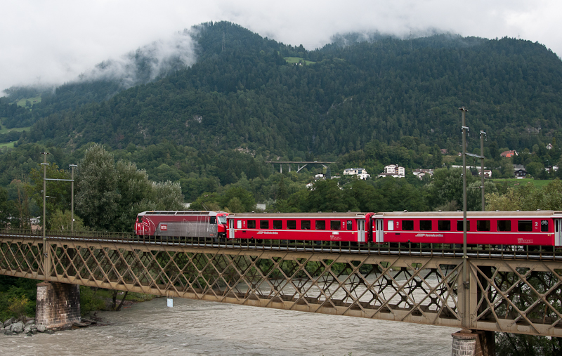 Ge 4/4 III 645  Tujetsch  am 8. August 2011 mit dem RE 1129 (Chur - St. Moritz) auf der Rheinbrcke bei Reichenau-Tamins.