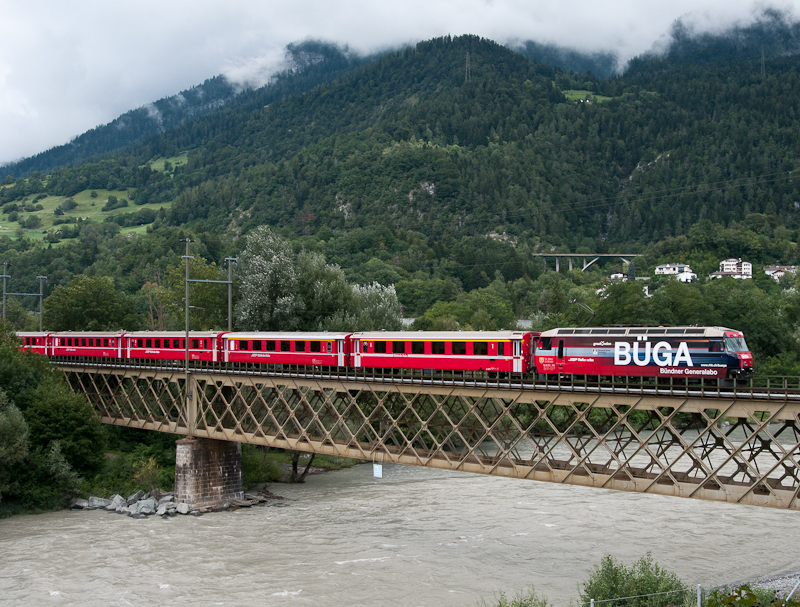 Ge 4/4 III 646  Santa Maria Val Mstair  am 8. August 2011 mit dem RE 1132 (St. Moritz - Chur) bei Reichenau-Tamins.