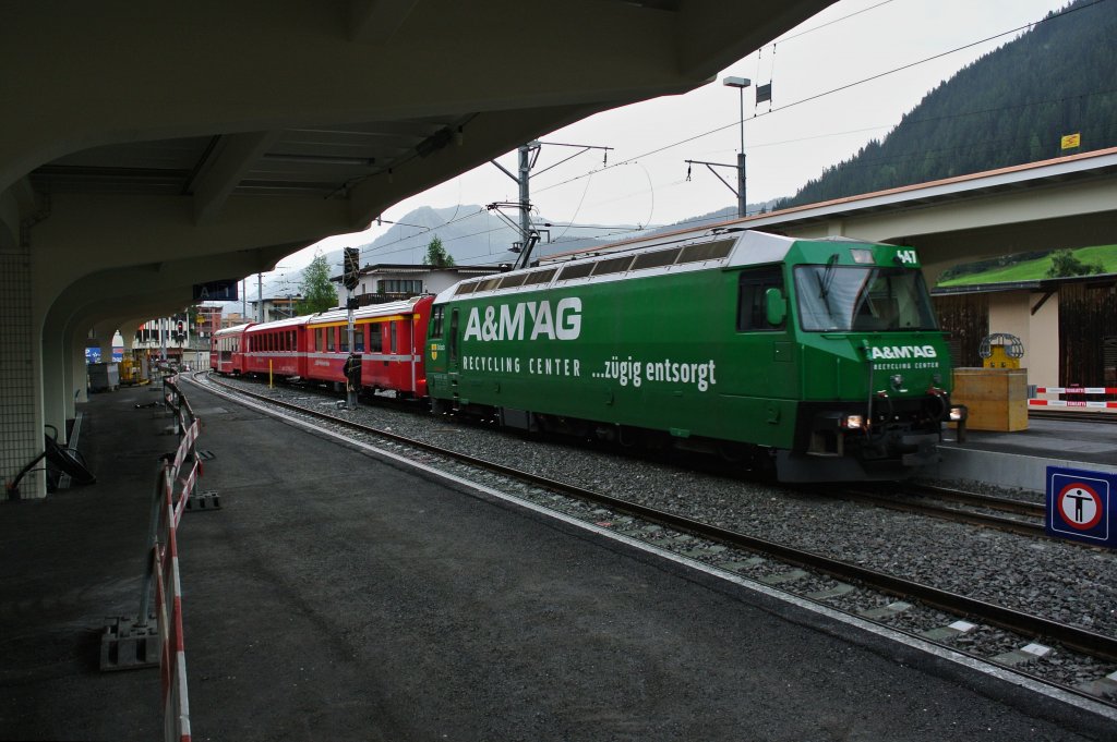 Ge 4/4 III 647 rangiert mit einem RE Davos-Landquart im neu umgebauten Bahnhof Davos Platz, 08.08.2013.