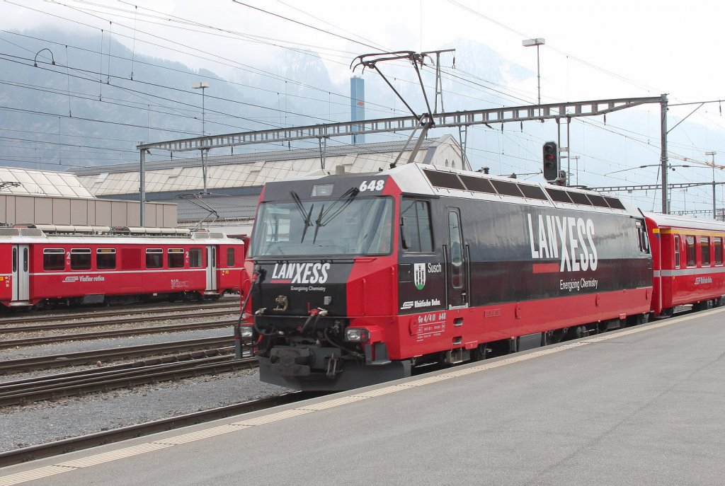 Ge 4/4 III 648  Susch  mit der Werbung fr einen Spezialchemie Konzern, am 18.03.11 in Landquart