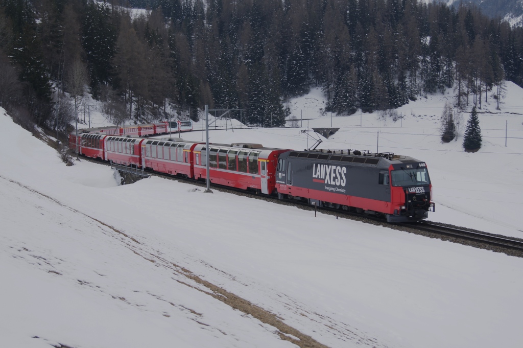 Ge 4/4 III 648 zieht am 3.3.11 einen langen Zug von Bergn Richtung Preda.