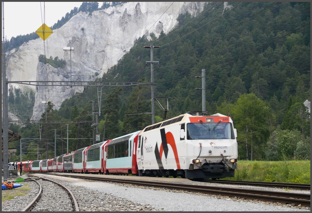 Ge 4/4 III 649  Lavin  zieht die GlacierExpress 902 und 904 durch Versam-Safien Richtung Chur. (04.07.2010)