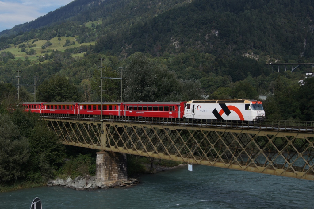 Ge 4/4 III 649 berquert am 2.9.11 den Hinterrhein und erreicht in Krze Reichenau-Tamins.
