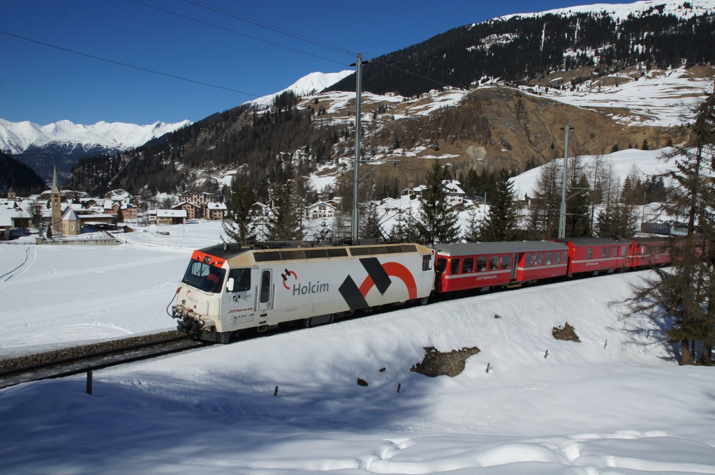 Ge 4/4 III 649 zieht am 03.03.2013 den RE 1137 von Bergn Richtung Preda.