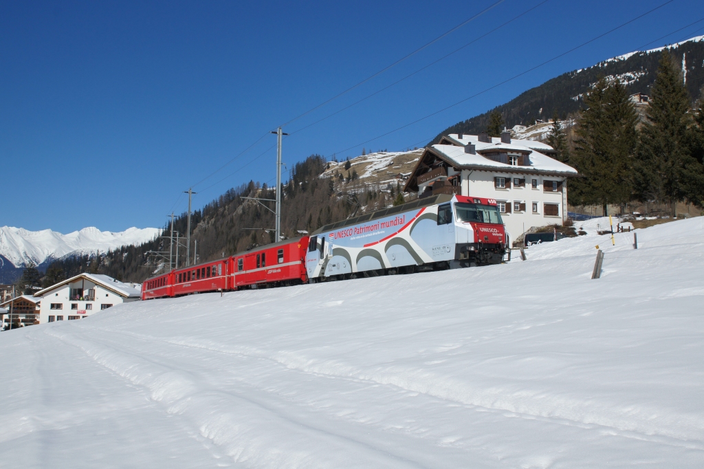 Ge 4/4 III 650 befindet sich am 03.03.2013 ausgangs Bergn.