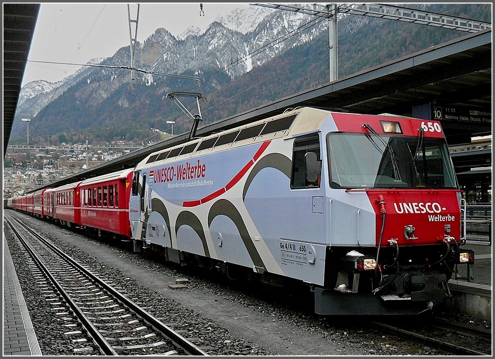 GE 4/4 III 650  UNESCO-Welterbe  wartet am 23.12.09 im Bahnhof von Chur mit einem Regionalexpress auf die Fahrgste nach St Moritz. (Hans)