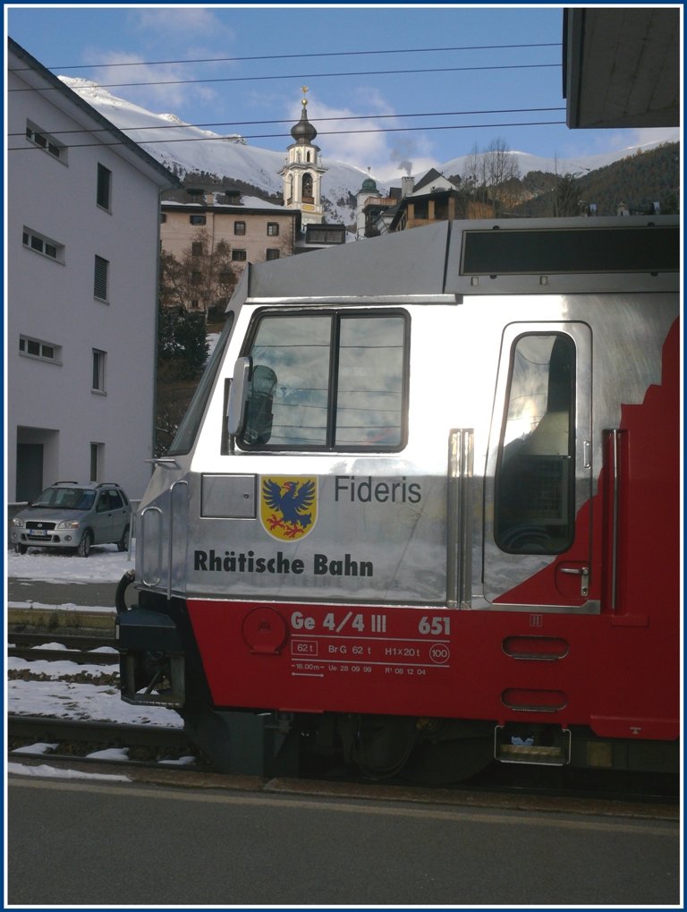 Ge 4/4 III 651  Fideris  grsst im ersten Sonnenlicht die Kirche von Samedan. (11.11.2009)