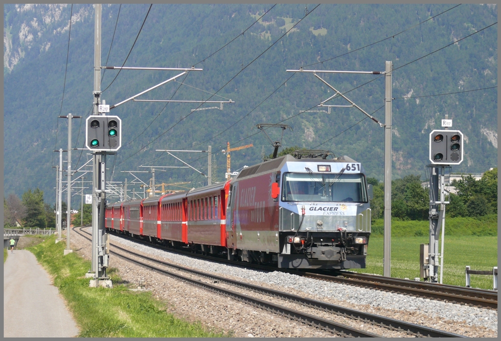 Ge 4/4 III 651  Fideris  zieht den RE 1157 nach St.Moritz, hier bei Felsberg. (23.06.2010)