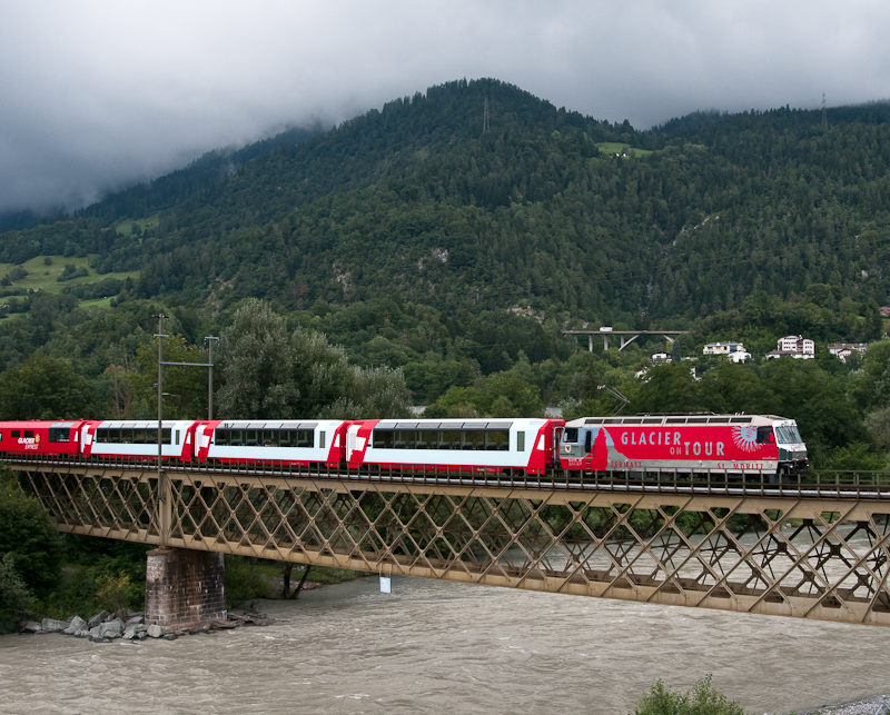 Ge 4/4 III 651  Fideris  am 8. August 2011 mit einem Glacierexpress auf der Rheinbrcke bei Reichenau-Tamins.