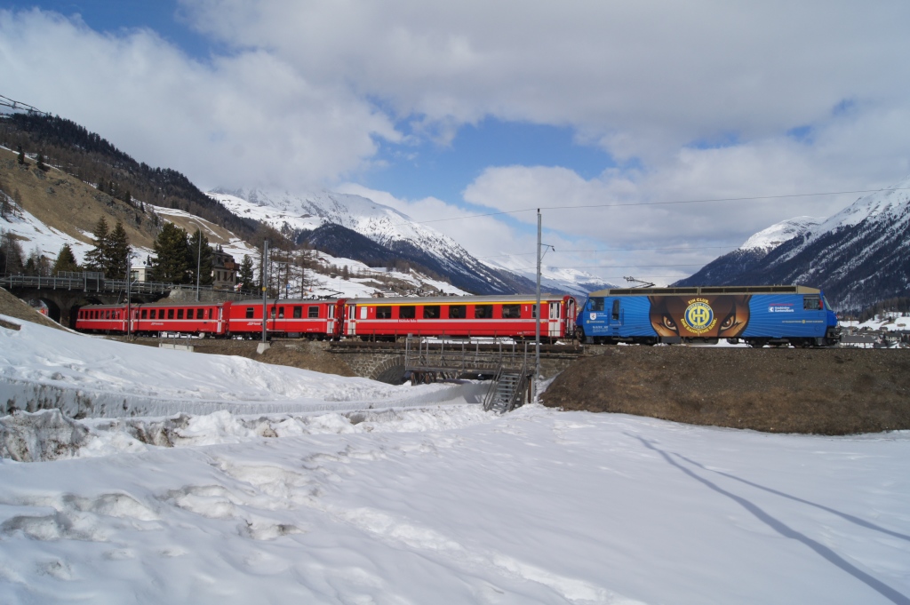 Ge 4/4 III 652 befindet sich am 11.3.12 oberhalb von Celerina.