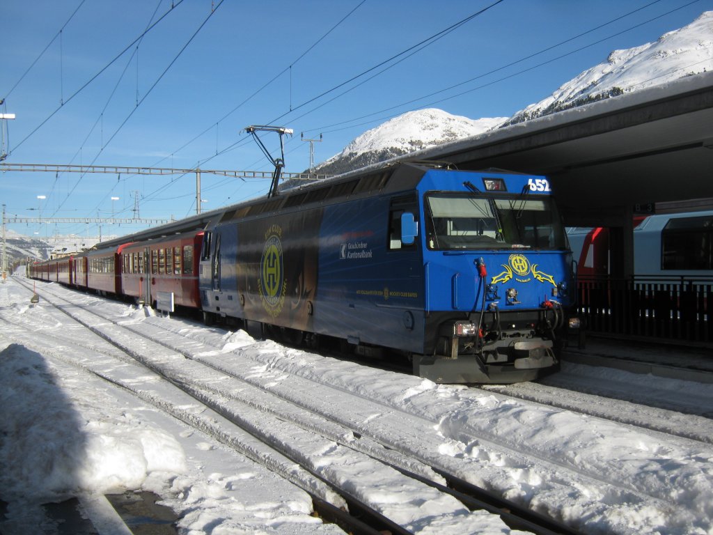 Ge 4/4 III 652 mit RE 1141 bei Einfahrt in Samedan, 28.12.2011.