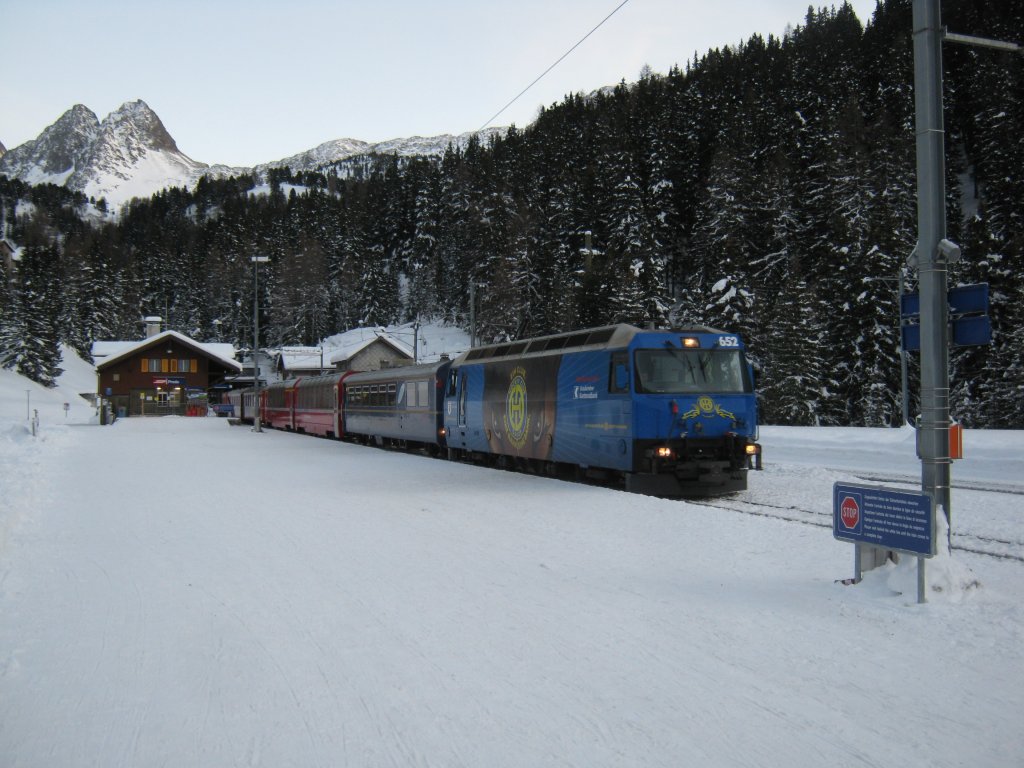 Ge 4/4 III 652 mit dem RE 1156 bei Einfahrt in Preda, 28.12.2011.