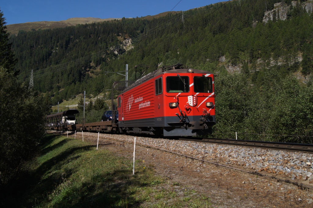 Ge 4/4 III 81 zieht am 15.9.11 einen Autozug von Oberwald Richtung Realp, hier ausgangs Oberwald.