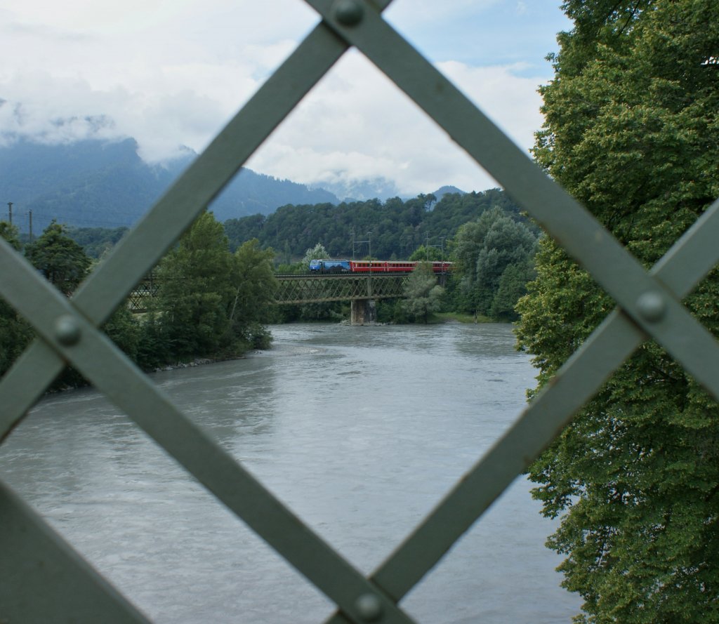 Ge 4/4 III mit dem Albulaschnellzug 1132 auf der Rheinbrcke kurz vor Reichenau-Tamins am 13.08.2010 