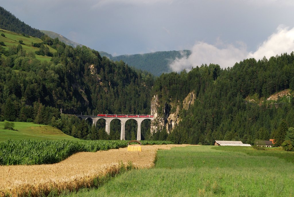 Ge 4/4II 615 'Klosters' der RhB mit D 950 (Bernina-Express) auf dem Landwasser-Viadukt bei Filisur (08.08.2010)