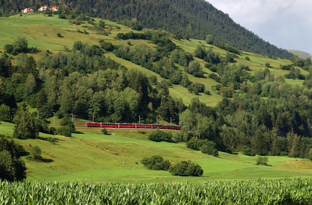 Ge 4/4II 615 'Klosters' der RhB mit D 950 (Bernina-Express)  bei Filisur (08.08.2010)