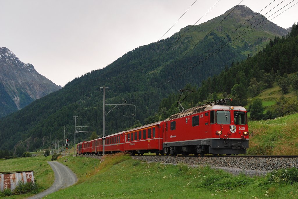 Ge 4/4II 630 'Trun' der RhB mit R 1217 bei Lavin (08.08.2010)