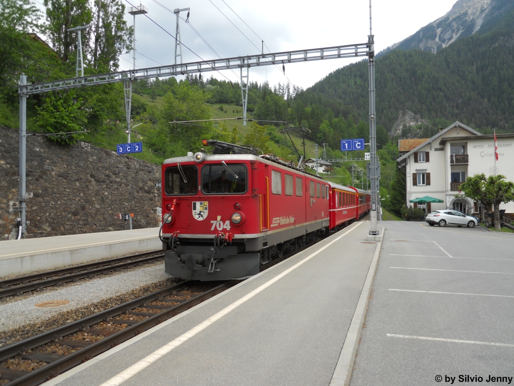 Ge 6/6'' 704 ''Davos'' am 29.5.2012 in Filisur mit dem RE 1148 nach Chur. Da derzeit diverse Ge 4/4'' anderswetigig zum Einsatz kommen (Testfahrten, Revisionen etc.) kommen häufiger auch die Ge 6/6'' vor Personenzügen am Albula zum Einsatz.