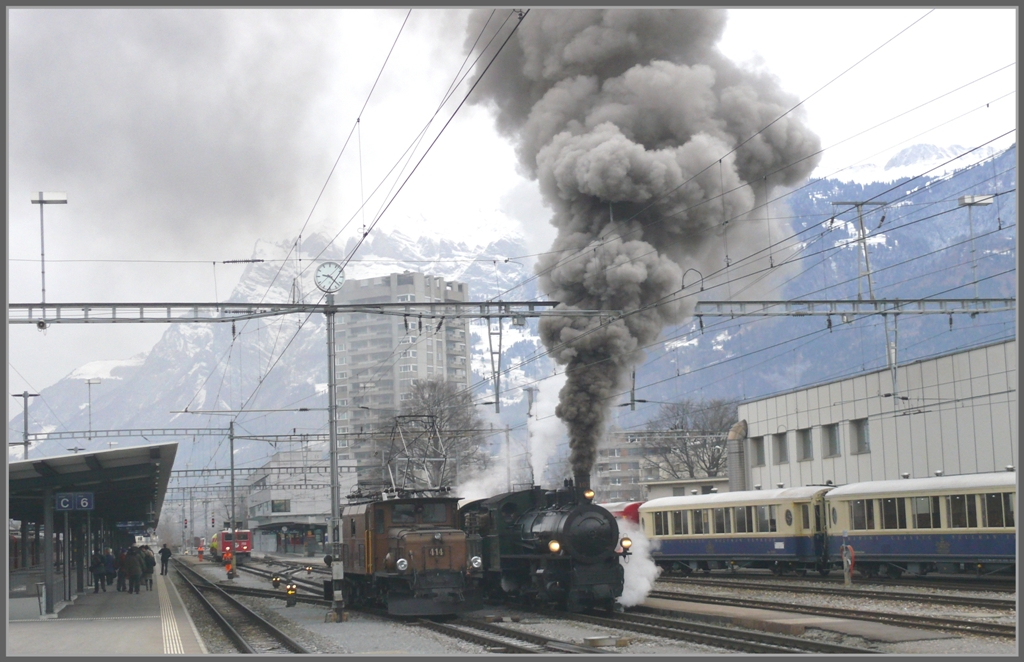 Ge 6/6 I 414 macht sich bereit fr den Lschzug 9131, der dem Dampfzug folgen wird. Und sie nebelt immer noch..... (24.01.2011)