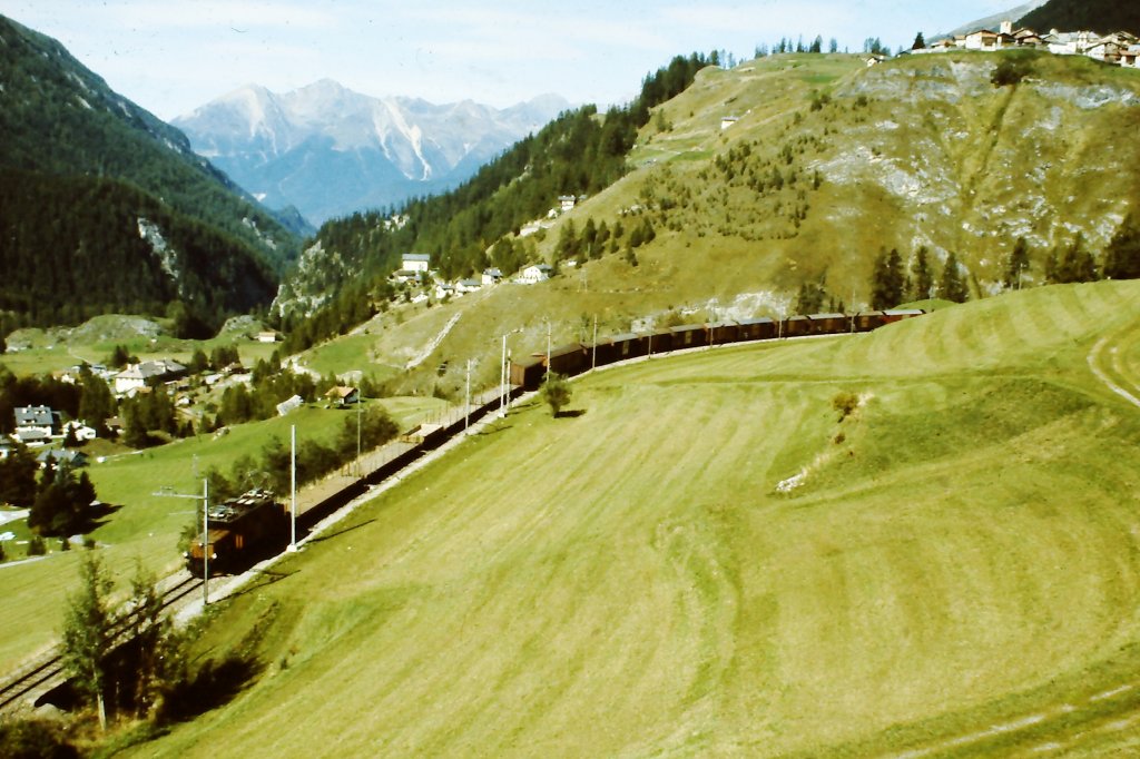 Ge 6/6 I im September 1983 oberhalb von Bergn auf Talfahrt.