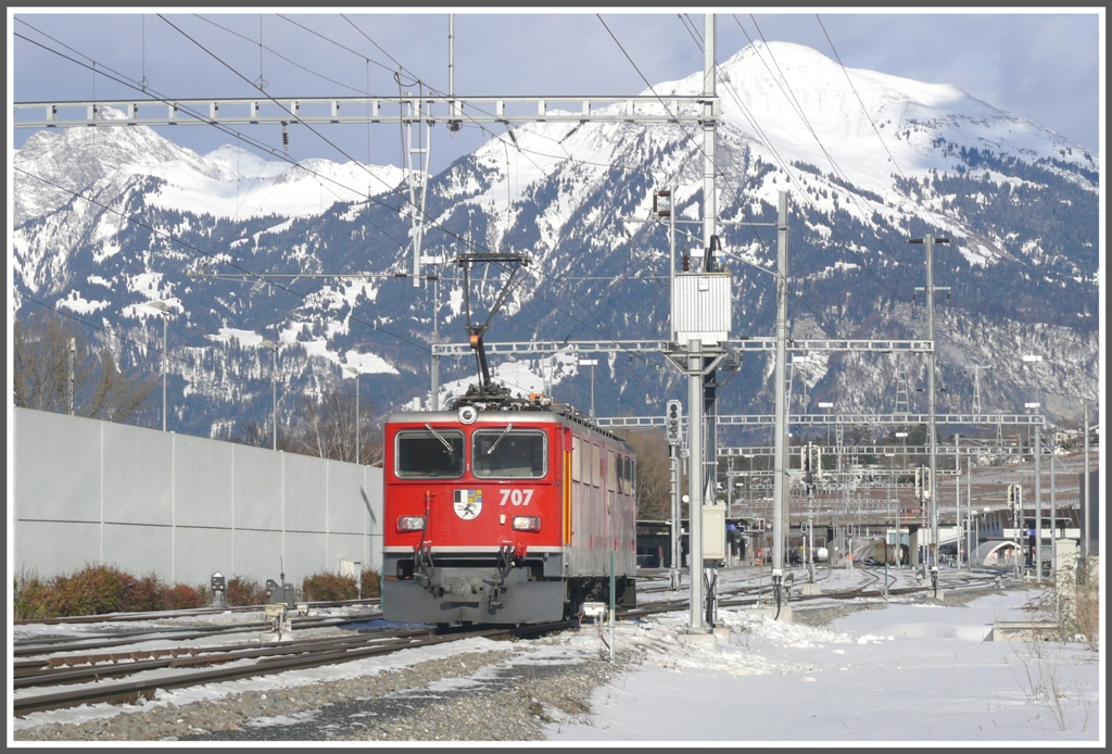 Ge 6/6 II 607  Scuol  fhrt als Lokzug durch Untervaz-Trimmis. (20.12.2010)