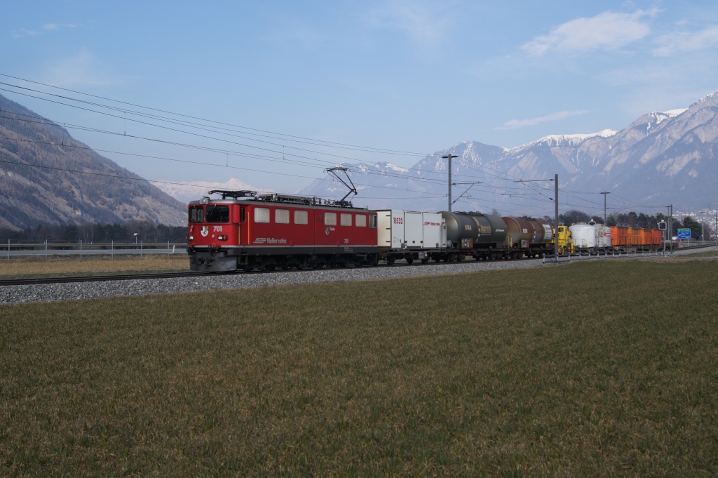 Ge 6/6 II 701 zieht am 3.3.11 einen Gterzug von Chur Richtung Felsberg.
