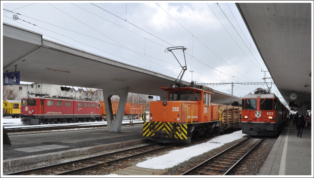 Ge 6/6 II 702  Curia , Rangierlok 215 und Ge 4/4 II 622  Arosa  treffen in Samedan aufeinander. (22.02.2011)