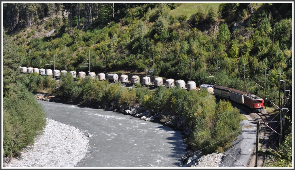 Ge 6/6 II 702  Curia  zieht einen langen Zementzug dem Vorderrhein entlang nach Disentis. (13.09.2011)