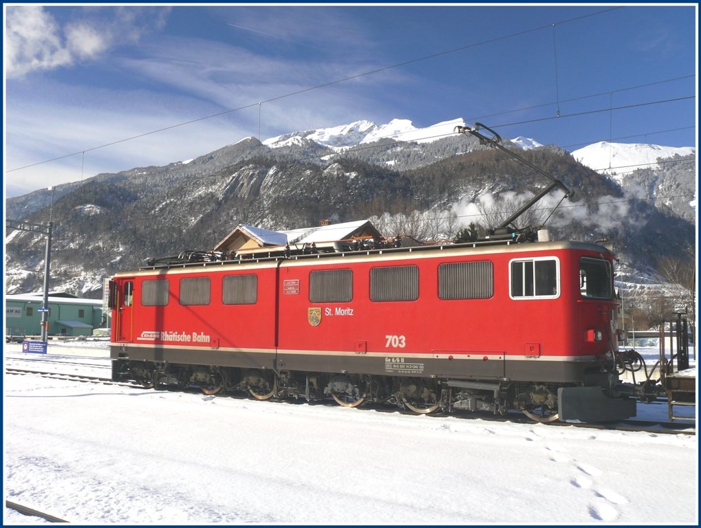 Ge 6/6 II 703  St.Moritz  stellt sich in Untervaz-Trimmis vor dem Calandamassiv zur Schau. (01.02.2010)