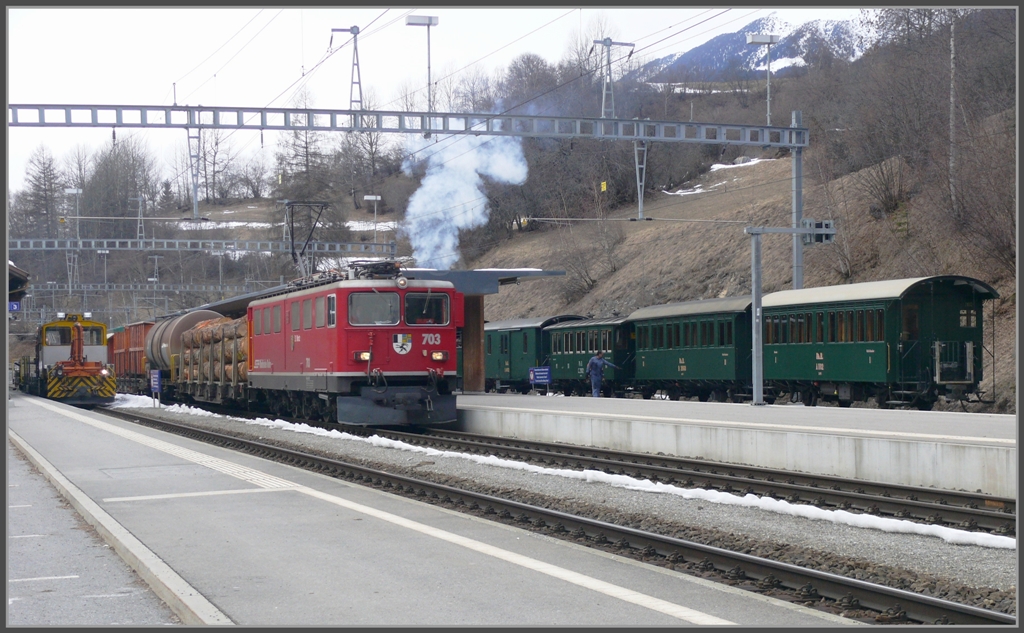 Ge 6/6 II 703  St.Moritz  durchfhrt mit einem Gterzug den Bahnhof Filisur. (24.01.2011)