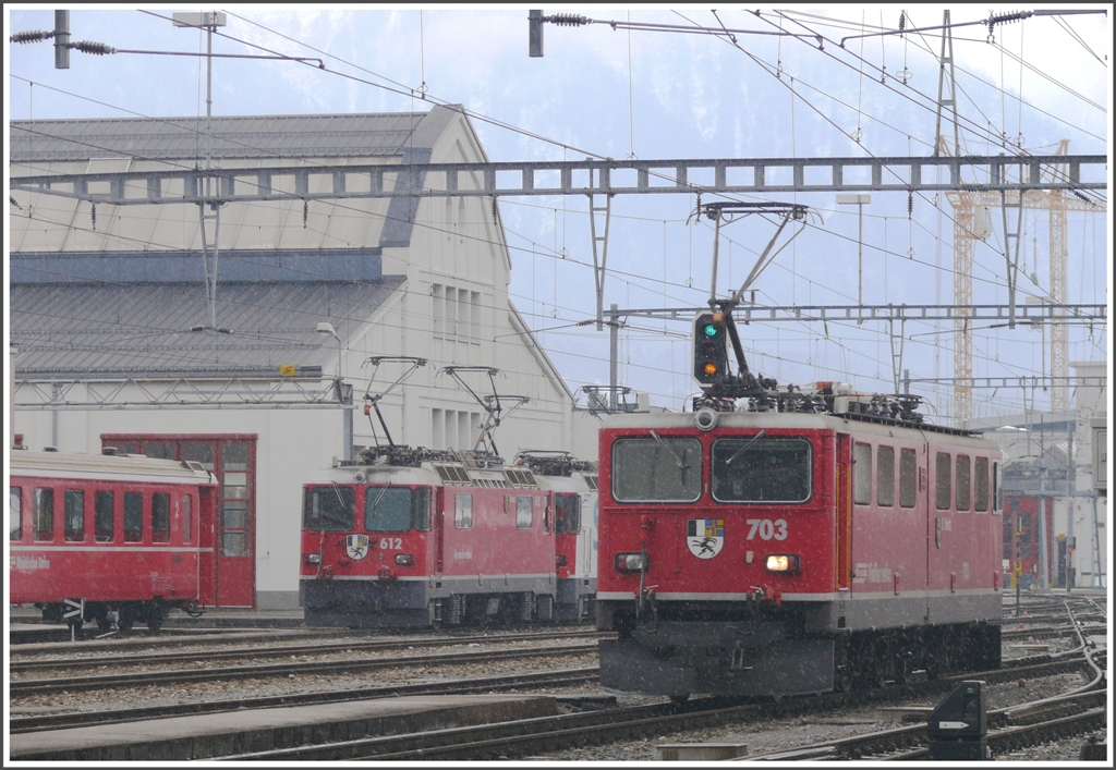 Ge 6/6 II 703  St.Moritz  verlsst Landquart. (20.01.2011)