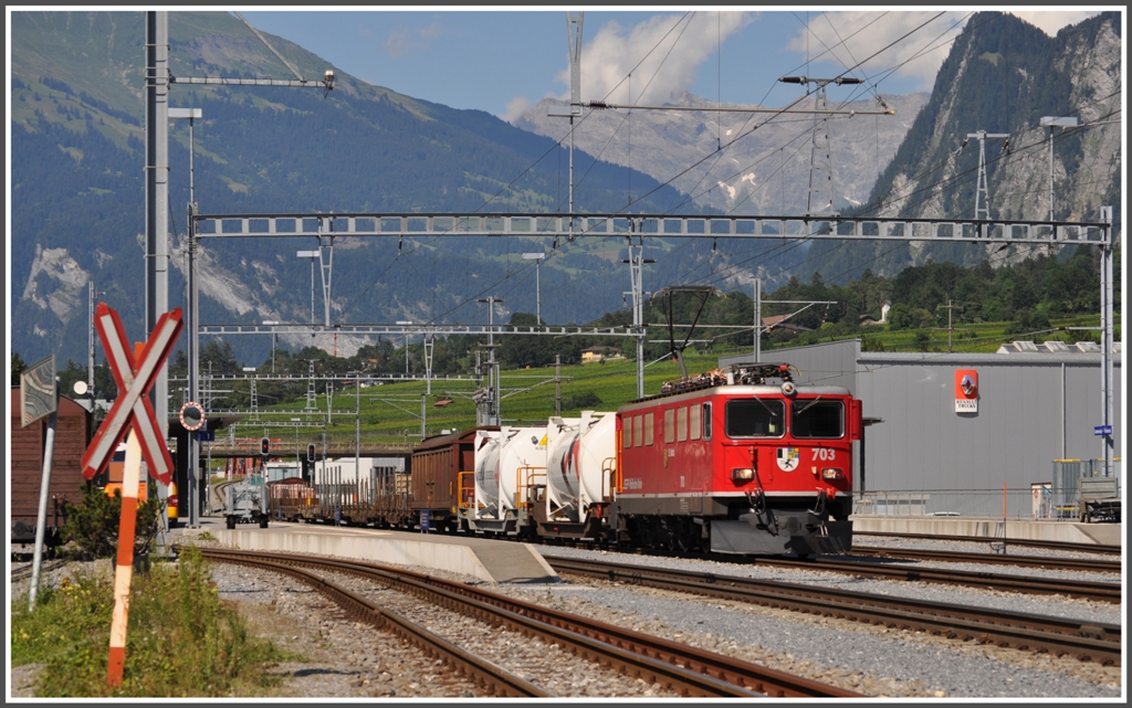 Ge 6/6 II 703  St.Moritz  wartet in Untervaz-Trimmis eine Kreuzung ab. (08.08.2012)