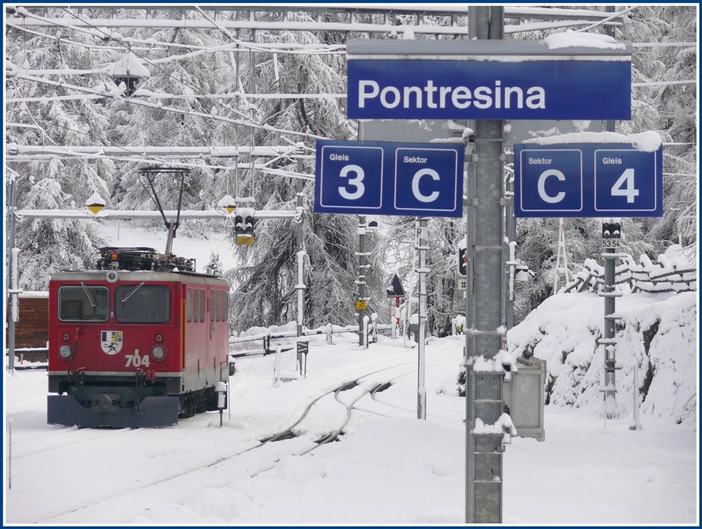 Ge 6/6 II 704  Davos  wartet in Pontresina auf neue Aufgaben. (01.12.2009)