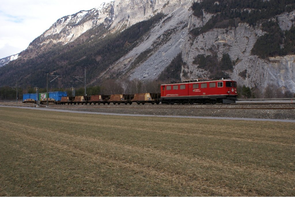 Ge 6/6 II 705 fhrt am 22.2.10 mit einem Gterzug von Felsberg Richtung Chur.