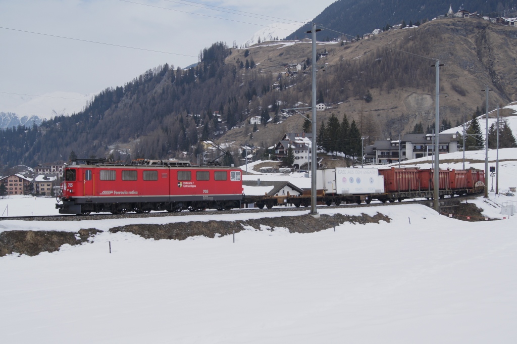 Ge 6/6 II 705 fhrt am 3.3.11 mit einem Gterzug von Bergn Richtung Preda.