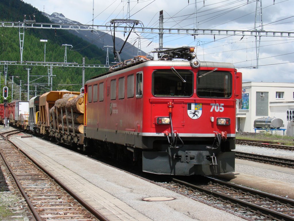 Ge 6/6 II 705 mit eine Gterzug - Bf. Bever - 06/2008