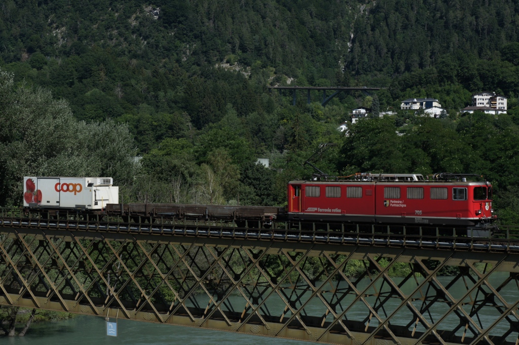 Ge 6/6 II 705 nhert sich am 10.7.12 Reichenau-Tamins.