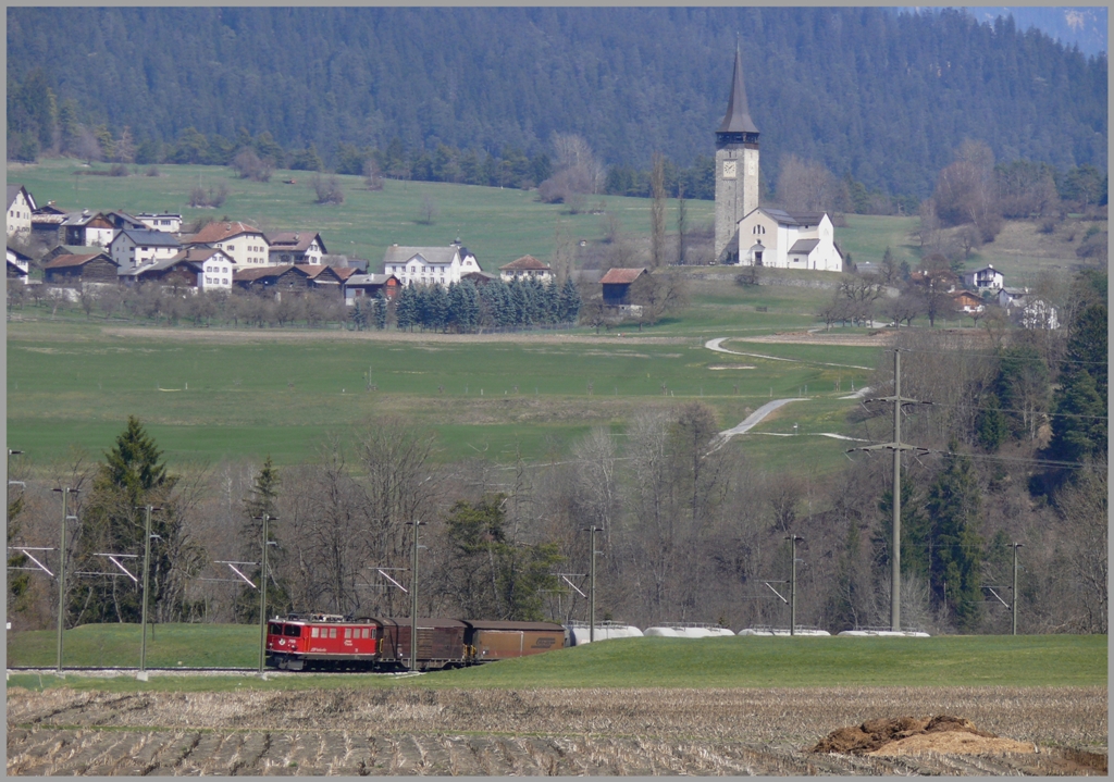 Ge 6/6 II 705  Pontresina  verlsst vor der Kirche von Sagogn die Rheinschlucht und erreicht in Krze Castrisch. (08.04.2010)