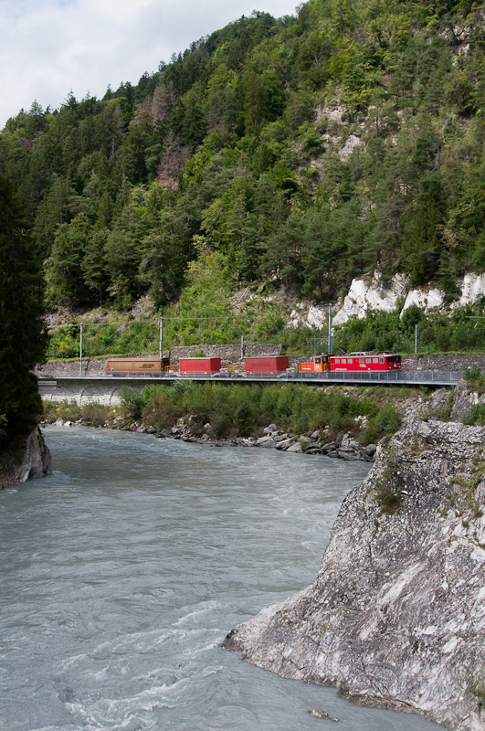 Ge 6/6 II 705  Pontresina/Puntraschigna  am 8. August 2011 mit einem Gterzug an der Hochwassermarke bei Trin. Hinter der Lok durfte noch Tmf 2/2 88 mitgeschleppt werden.	