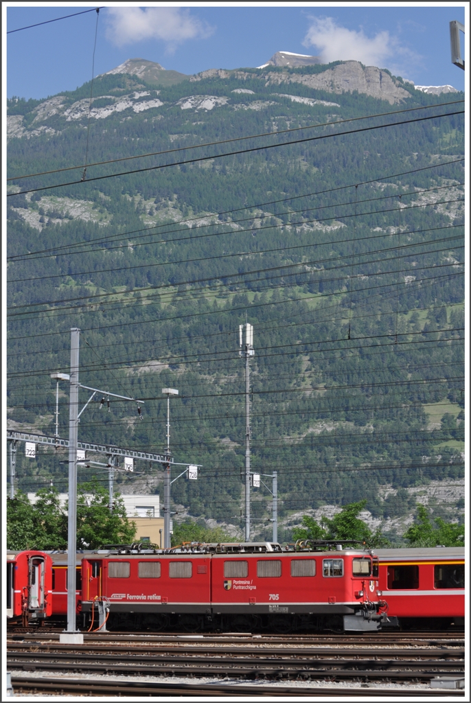 Ge 6/6 II 705  Pontresina/Puntraschigna  vor dem rund 2850m hohen Haldensteiner Calanda in Chur Gbf. (17.06.2012)