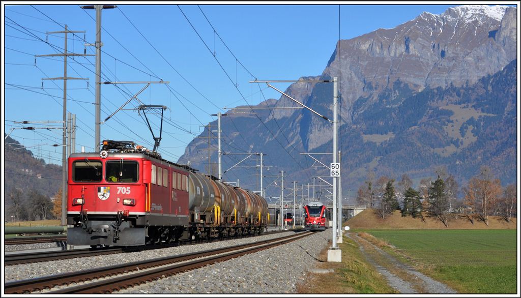 Ge 6/6 II 705  Pontresina/Puntraschigna  mit einem Oelzugkreuzt den ABe 8/12 in Zizers. Links auf den SBB-Geleisen nhert sich der IC 565. (20.11.2012)