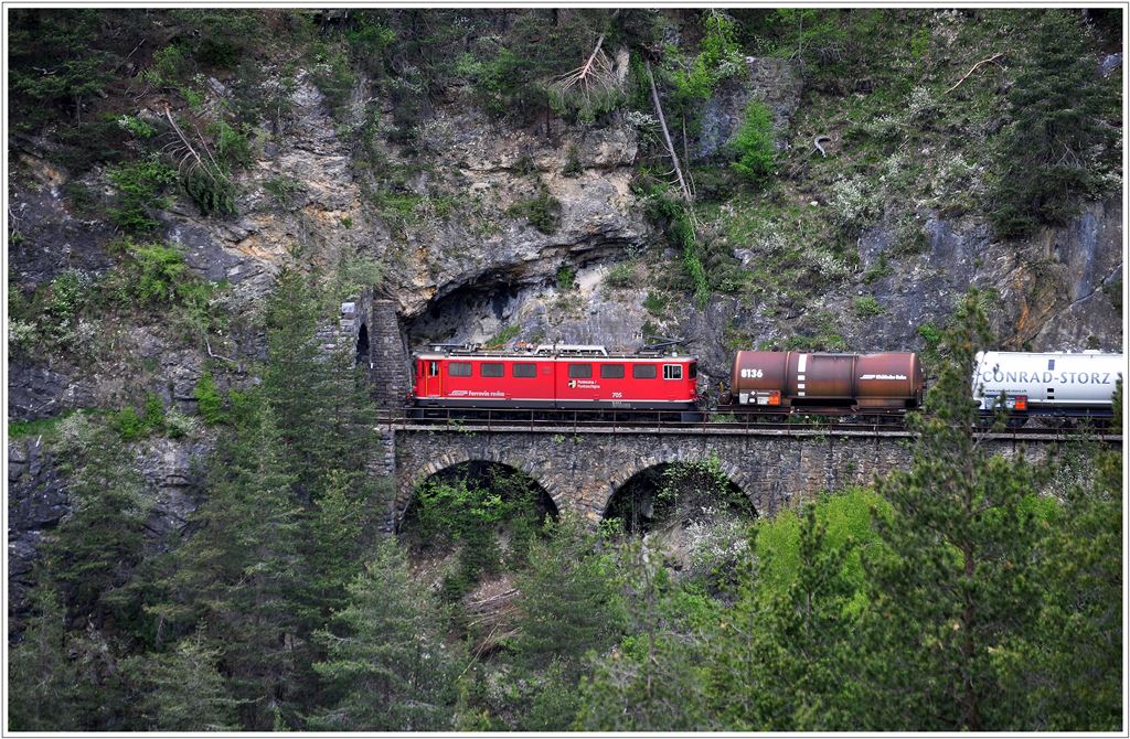 Ge 6/6 II 705  Pontresina/Puntraschigna  zieht einen Gterzug talwrts und erreicht nach dem Landwasserviadukt den kurzen Zalainttunnel. (22.05.2013)