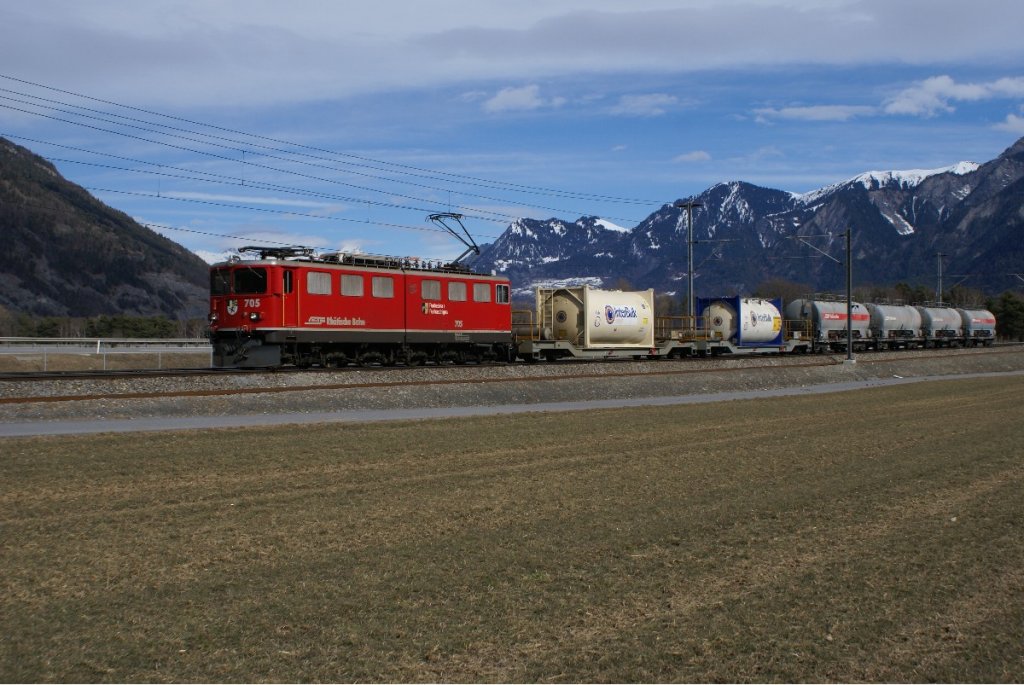 Ge 6/6 II 705 zieht am 22.2.10 einen Gterzug von Chur Richtung Felsberg.