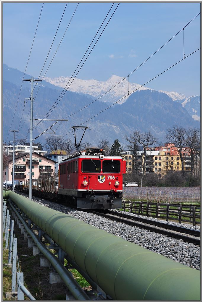 Ge 6/6 II 706  Disentis  bei Igis mit der Schesaplana 2964m im Hintergrund. (02.04.2013)