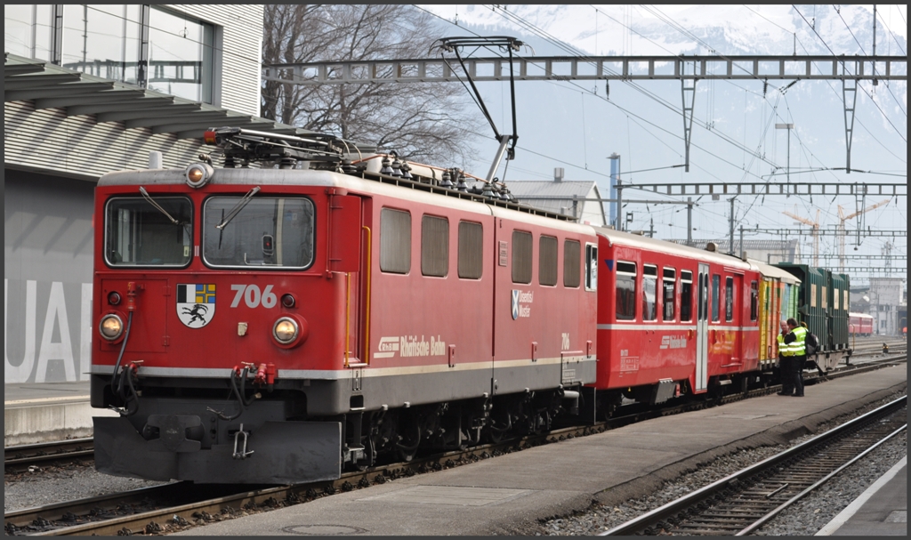 Ge 6/6 II 706  Disentis/Muster  mit Gterzug nach Davos vor der Abfahrt in Landquart. (16.02.2011)