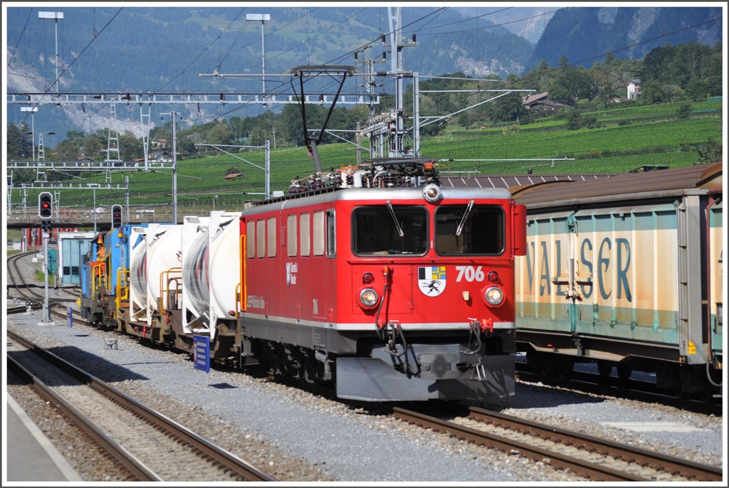 Ge 6/6 II 706  Disentis/Mustr  in Untervaz-Trimmis. (29.08.2011)