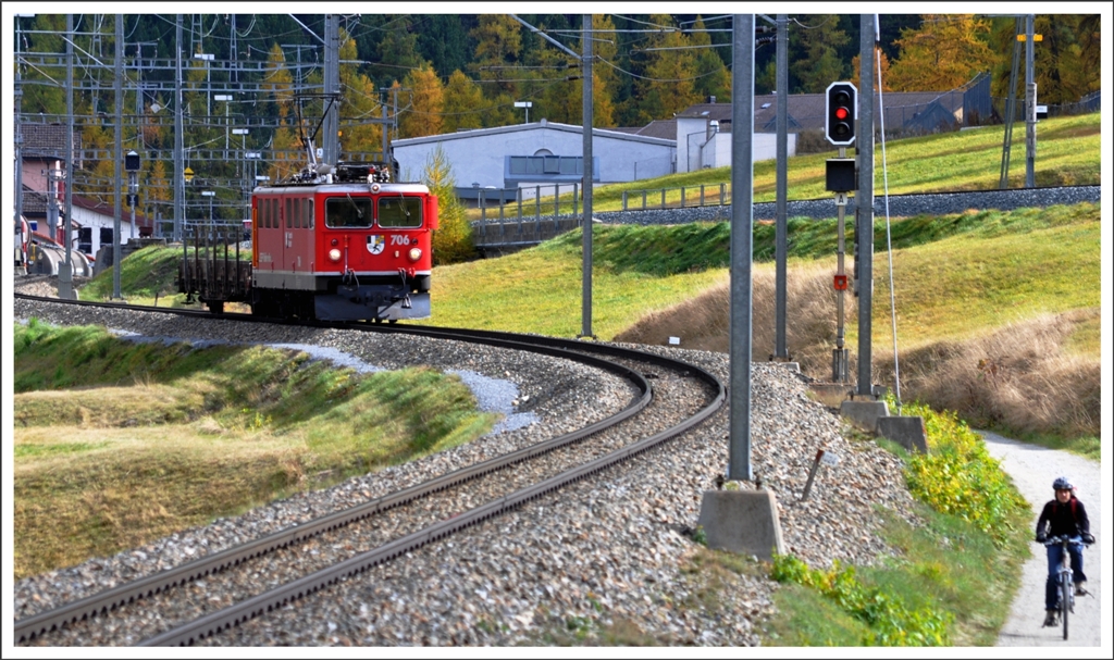 Ge 6/6 II 706  Disentis/Mustr  verlsst mit einem Kurzgterzug Pontresina Richtung Samedan. (11.10.2012)