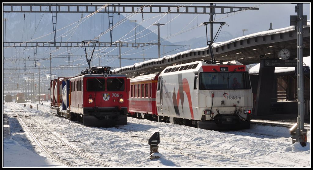 Ge 6/6 II 706  Disentis/Mustr  und Ge 4/4 III 649  Lavin  in Landquart. (14.12.2012)